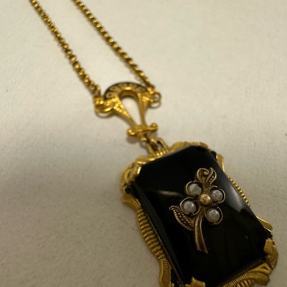 Elegant Vintage Victorian-Style Necklace with Faux Pearls - Picture 3 of 14